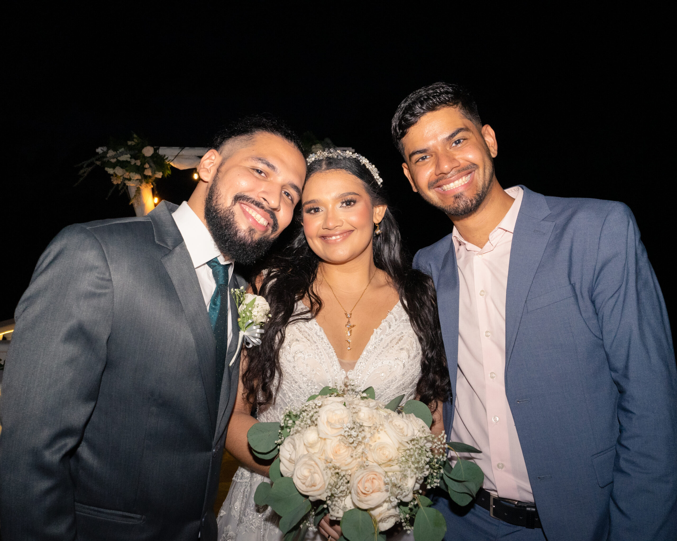 Ein besonderes Foto des Fotografen zusammen mit dem glücklichen Brautpaar. Der Fotograf, der auch der Autor dieses Blogs ist, hat den unvergesslichen Moment in einem strahlenden Lächeln festgehalten. A special photo of the photographer with the happy bride and groom. The photographer, who is also the author of this blog, captured this unforgettable moment with a beaming smile.