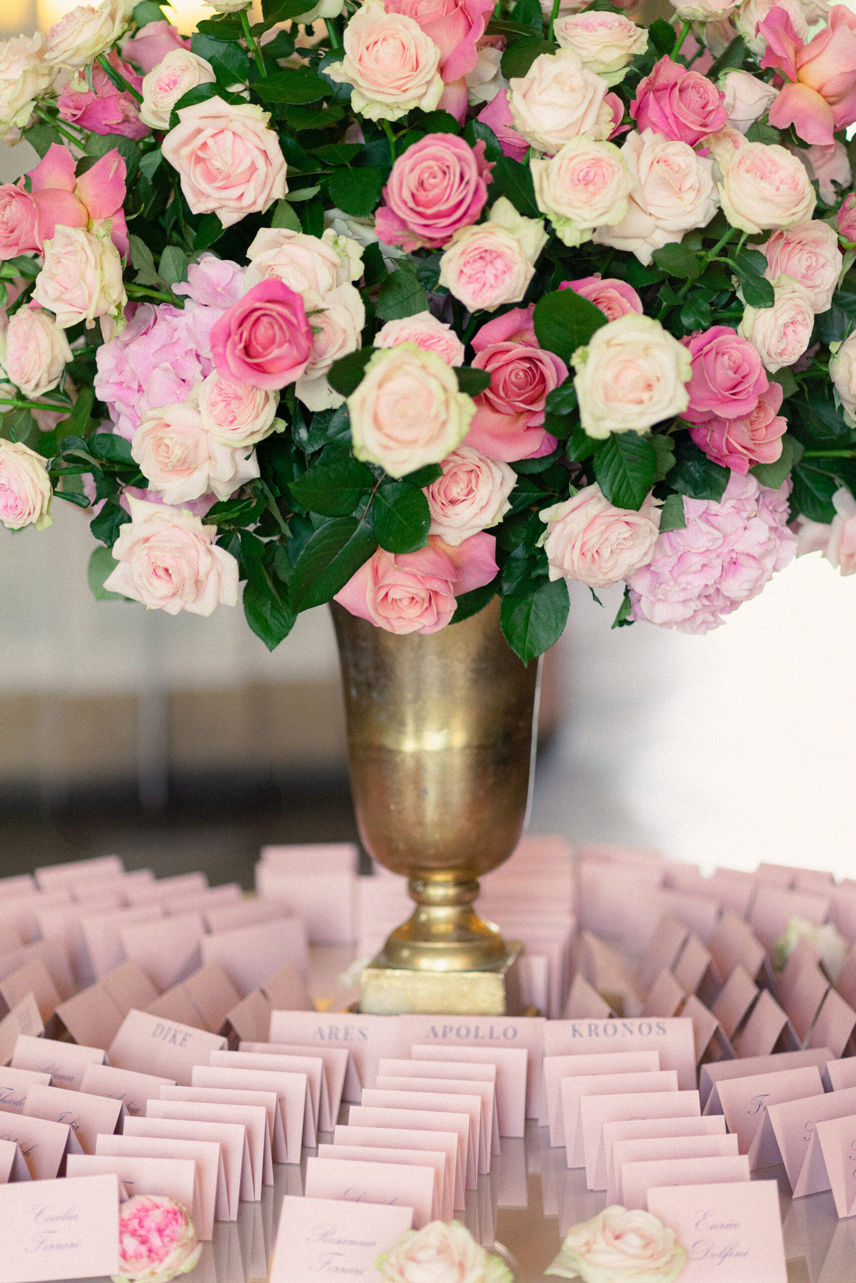 An elegant display of pink and white roses as part of the wedding decorations, captured by Jan Schick Photography. This stunning floral arrangement adds a touch of romance and sophistication to the celebration, perfectly complementing the overall theme. Jan Schick's eye for detail and composition brings out the beauty and charm of this wedding setting.Ein elegantes Rosengesteck in Rosa und Weiß, Teil der Hochzeitsdekoration, festgehalten von Jan Schick Photography. Dieses wunderschöne Blumenarrangement verleiht der Feier eine romantische und anspruchsvolle Note und ergänzt das Gesamtbild perfekt. Jan Schicks Auge für Details und Komposition unterstreicht die Schönheit und den Charme dieser Hochzeit.