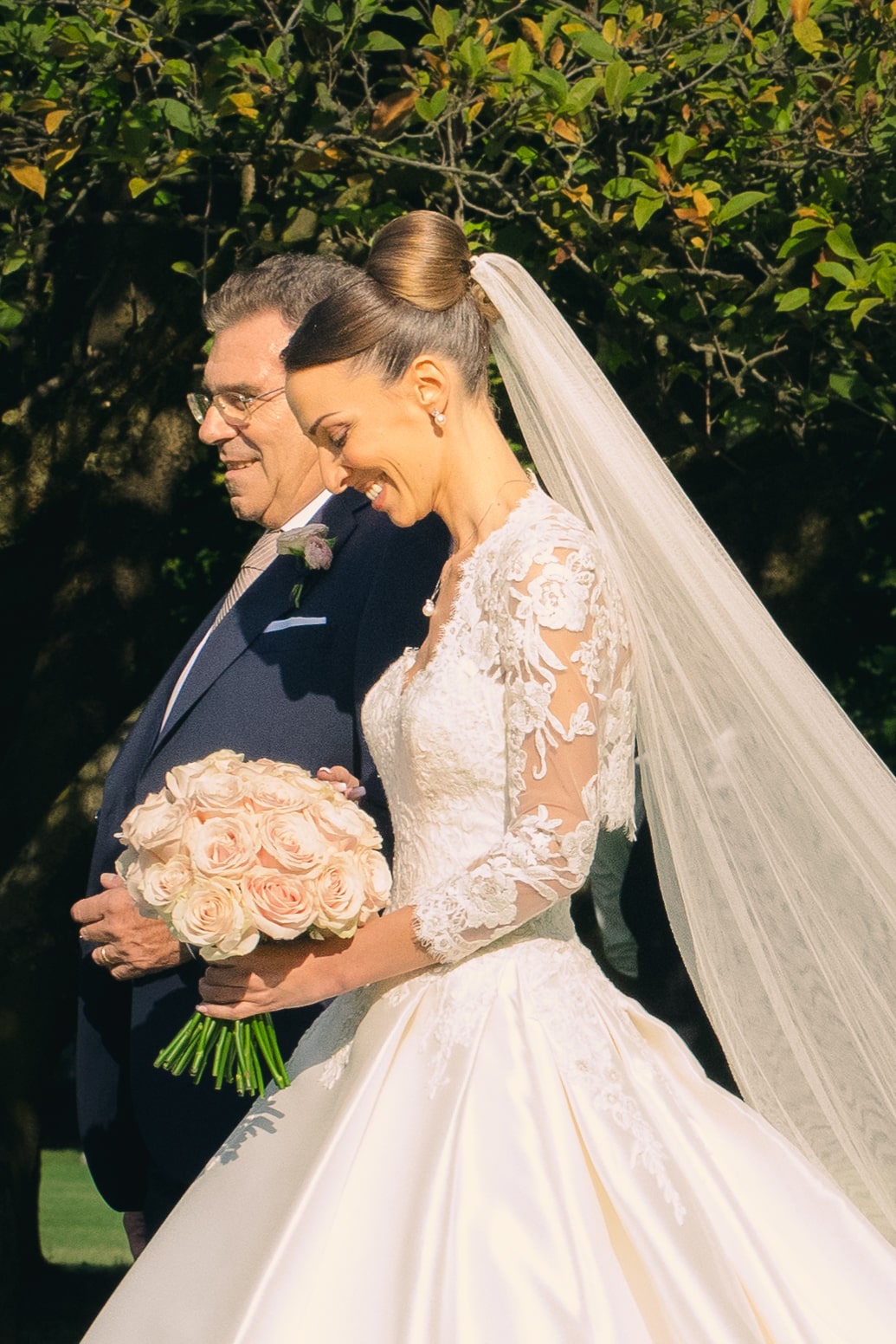 An exquisite wedding portrait captured by Jan Schick Photography, showcasing the bride in an elegant moment with her father. This image highlights the emotion and grace of the wedding day, featuring intricate lace details of the bridal gown and the beautiful bouquet. Jan Schick's skill in capturing timeless and heartfelt moments is evident in this stunning photograph. Ein exquisit aufgenommenes Hochzeitsporträt von Jan Schick Photography, das die Braut in einem eleganten Moment mit ihrem Vater zeigt. Dieses Bild unterstreicht die Emotion und Anmut des Hochzeitstages und präsentiert die feinen Spitzen-Details des Brautkleides und den wunderschönen Blumenstrauß. Jan Schicks Können, zeitlose und herzerwärmende Momente einzufangen, kommt in diesem atemberaubenden Foto deutlich zum Ausdruck.