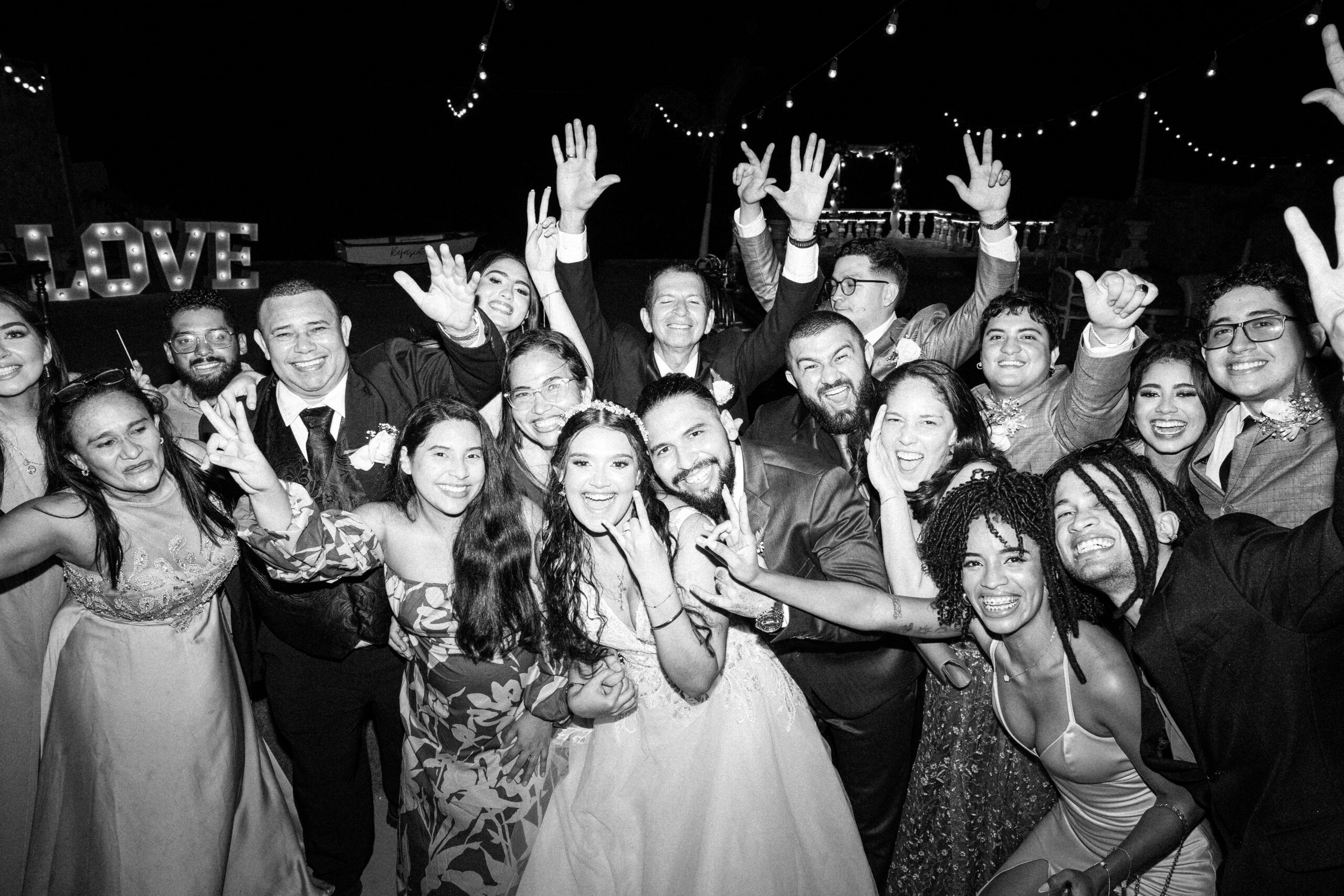 Das Brautpaar und ihre Gäste feiern ausgelassen bei ihrer Hochzeitsfeier. Ein Bild voller Freude, Lachen und dem Gefühl von Zusammengehörigkeit an diesem besonderen Tag. The newlyweds and their guests joyfully celebrating at their wedding. A picture full of joy, laughter, and the sense of togetherness on this special day.