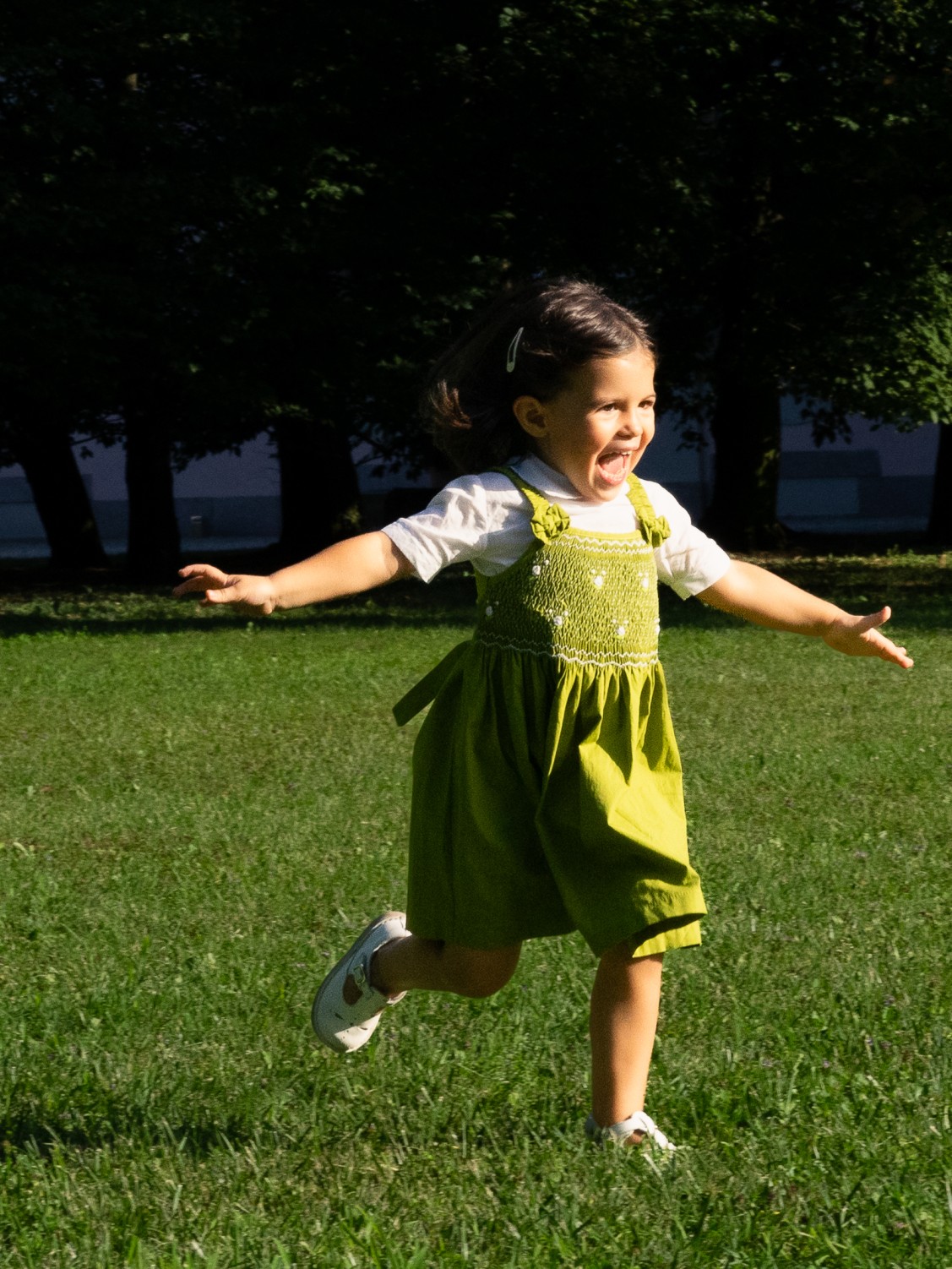 A candid moment of pure joy captured at a wedding by Jan Schick Photography. This image beautifully illustrates the innocence and happiness of a child running freely across the lawn, bringing a sense of spontaneity and liveliness to the wedding celebration. Jan Schick's expertise in capturing fleeting moments adds a genuine and heartfelt touch to this special occasion.Ein spontaner Moment voller Freude, festgehalten bei einer Hochzeit von Jan Schick Photography. Dieses Bild veranschaulicht auf wunderschöne Weise die Unschuld und das Glück eines Kindes, das frei über den Rasen läuft und eine Atmosphäre der Spontaneität und Lebendigkeit in die Hochzeitsfeier bringt. Jan Schicks Können, flüchtige Momente einzufangen, verleiht diesem besonderen Anlass eine authentische und herzliche Note.