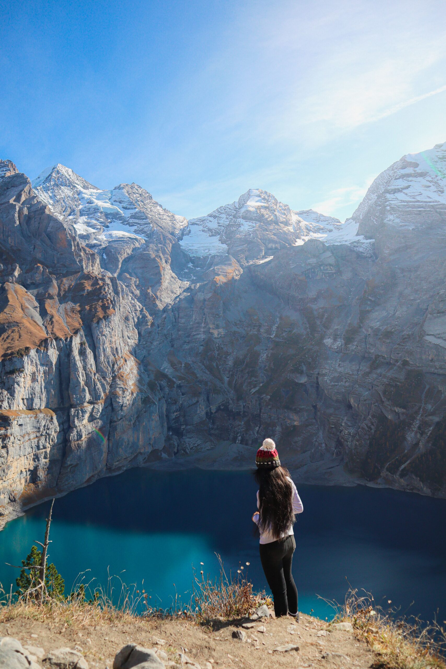 A breathtaking view of towering snow-capped mountains overlooking the serene Oeschinensee in Switzerland. The scene captures the essence of natural beauty and tranquility, inviting the viewer to immerse themselves in the grandeur of the landscape. Ein atemberaubender Blick auf hoch aufragende, schneebedeckte Berge, die den ruhigen Oeschinensee in der Schweiz überblicken. Die Szene fängt die Essenz natürlicher Schönheit und Ruhe ein und lädt den Betrachter ein, sich in die Großartigkeit der Landschaft zu vertiefen.