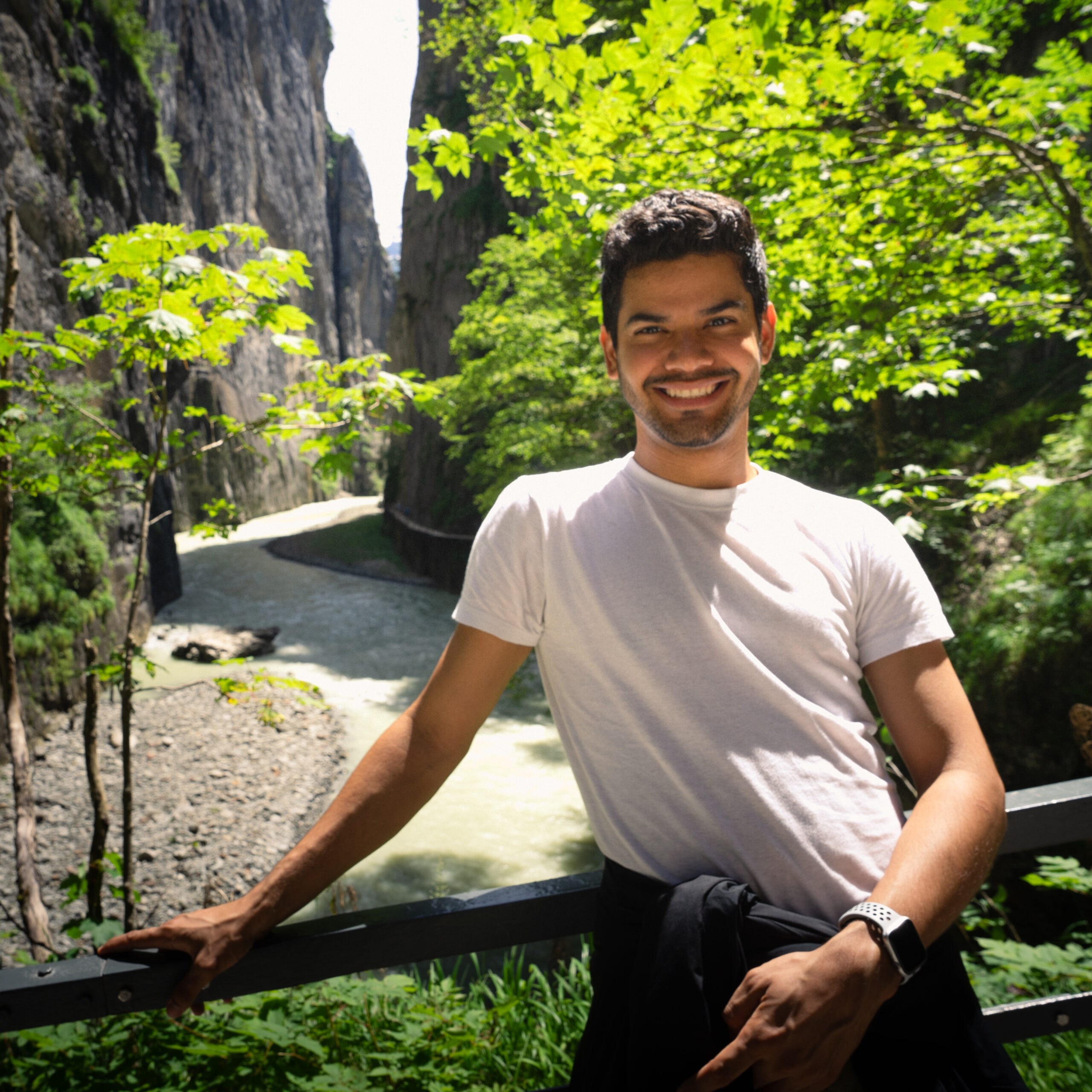 Natural portrait of Jan Schick, a professional photographer, captured in an outdoor setting. The vibrant and scenic background reflects his love for nature and adventure, while his friendly smile showcases his approachable and personable nature. Natürliches Porträt von Jan Schick, einem professionellen Fotografen, aufgenommen in einer Outdoor-Umgebung. Der lebendige und malerische Hintergrund spiegelt seine Liebe zur Natur und Abenteuer wider, während sein freundliches Lächeln seine zugängliche und sympathische Art zeigt.