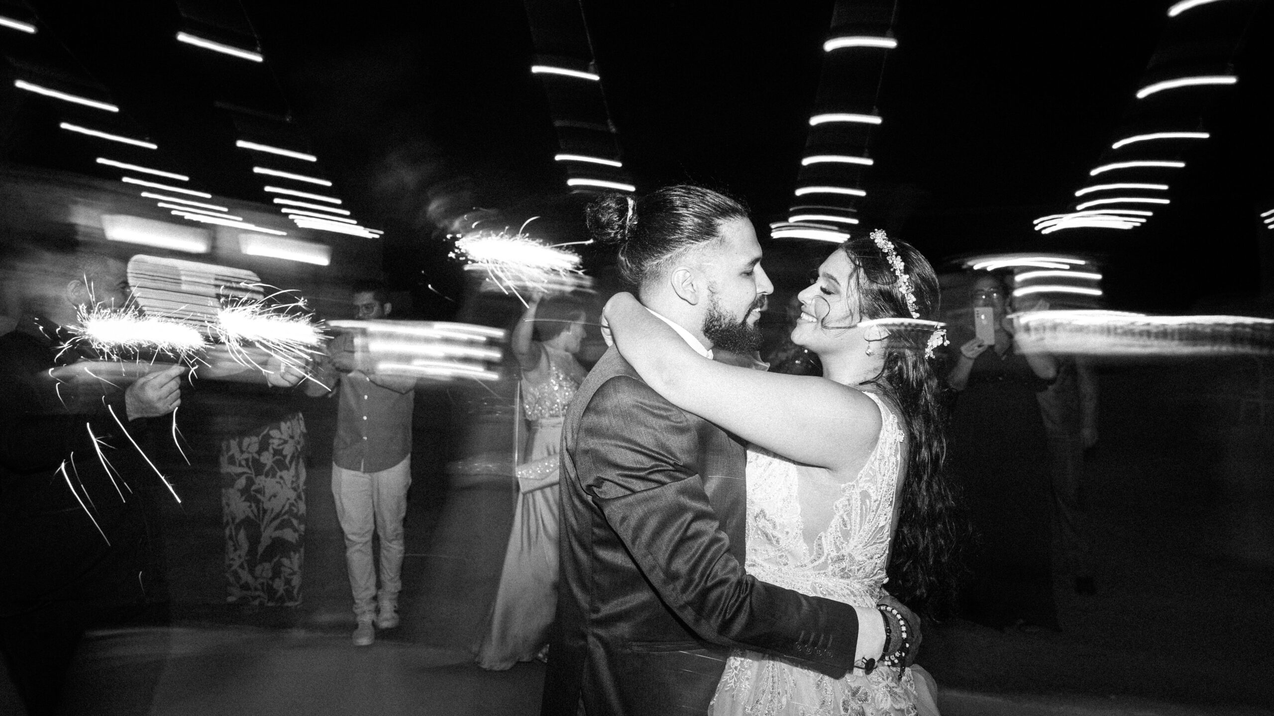 A magical moment of the wedding dance, captured in a play of light and motion. The bride and groom share their first dance as a married couple, surrounded by sparkling lights that create a romantic ambiance.Ein zauberhafter Moment des Hochzeitstanzes, festgehalten in einem Spiel aus Licht und Bewegung. Das Brautpaar genießt ihren ersten Tanz als Ehepaar, umgeben von funkelnden Lichtern, die eine romantische Atmosphäre schaffen.