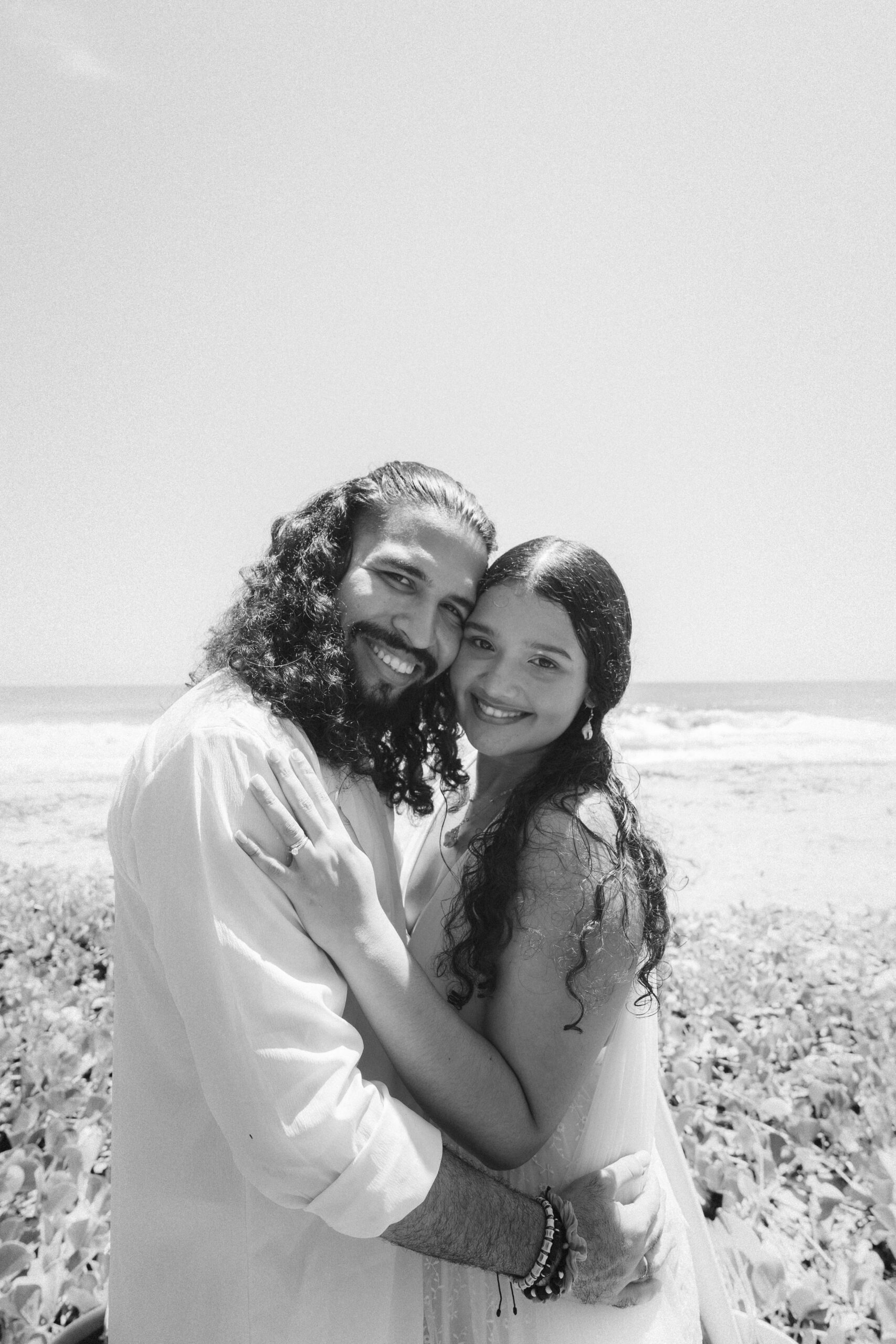 A radiant couple embraces during their elopement in Parque Tayrona, Colombia, exuding joy and love against a stunning ocean backdrop. Photography by Jan Schick. – Ein strahlendes Paar umarmt sich während ihres Elopements im Parque Tayrona, Kolumbien, und strahlt Freude und Liebe vor einer atemberaubenden Ozeankulisse aus. Fotografie von Jan Schick.