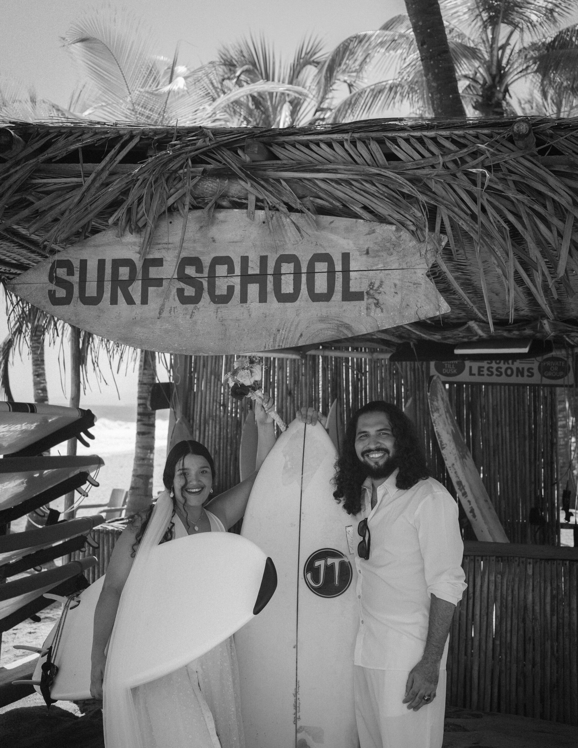 Newlyweds at Surf School in Parque Tayrona Colombia – Frischvermahlte an der Surfschule im Parque Tayrona Kolumbien scaled